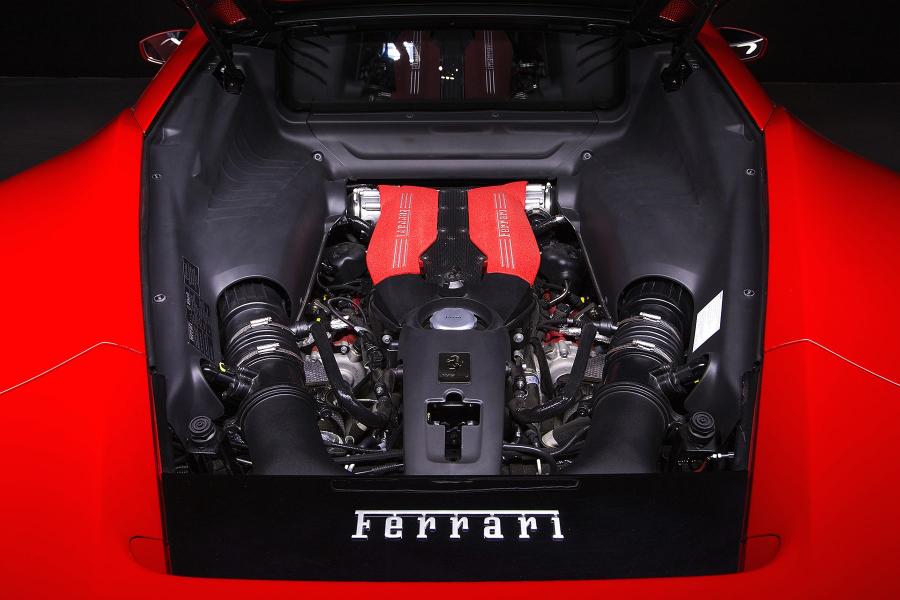 Моторный отсек Ferrari 488 GTB 2015 года  (NA) (фото 16 из 42)
